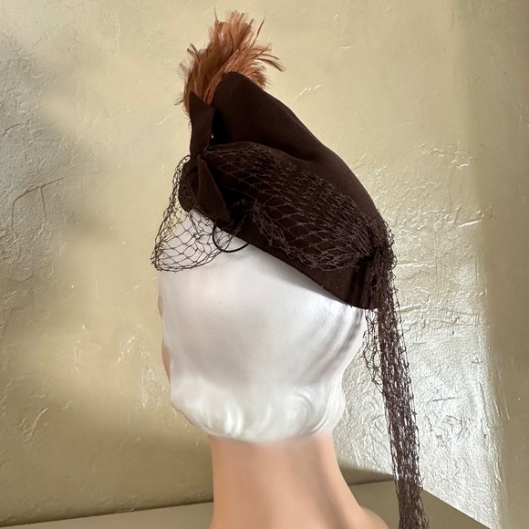 GORGEOUS 1940\'s BROWN FELT HAT WITH GATHERED CROWN, TALL FEATHERS & HALF VEIL main image 10